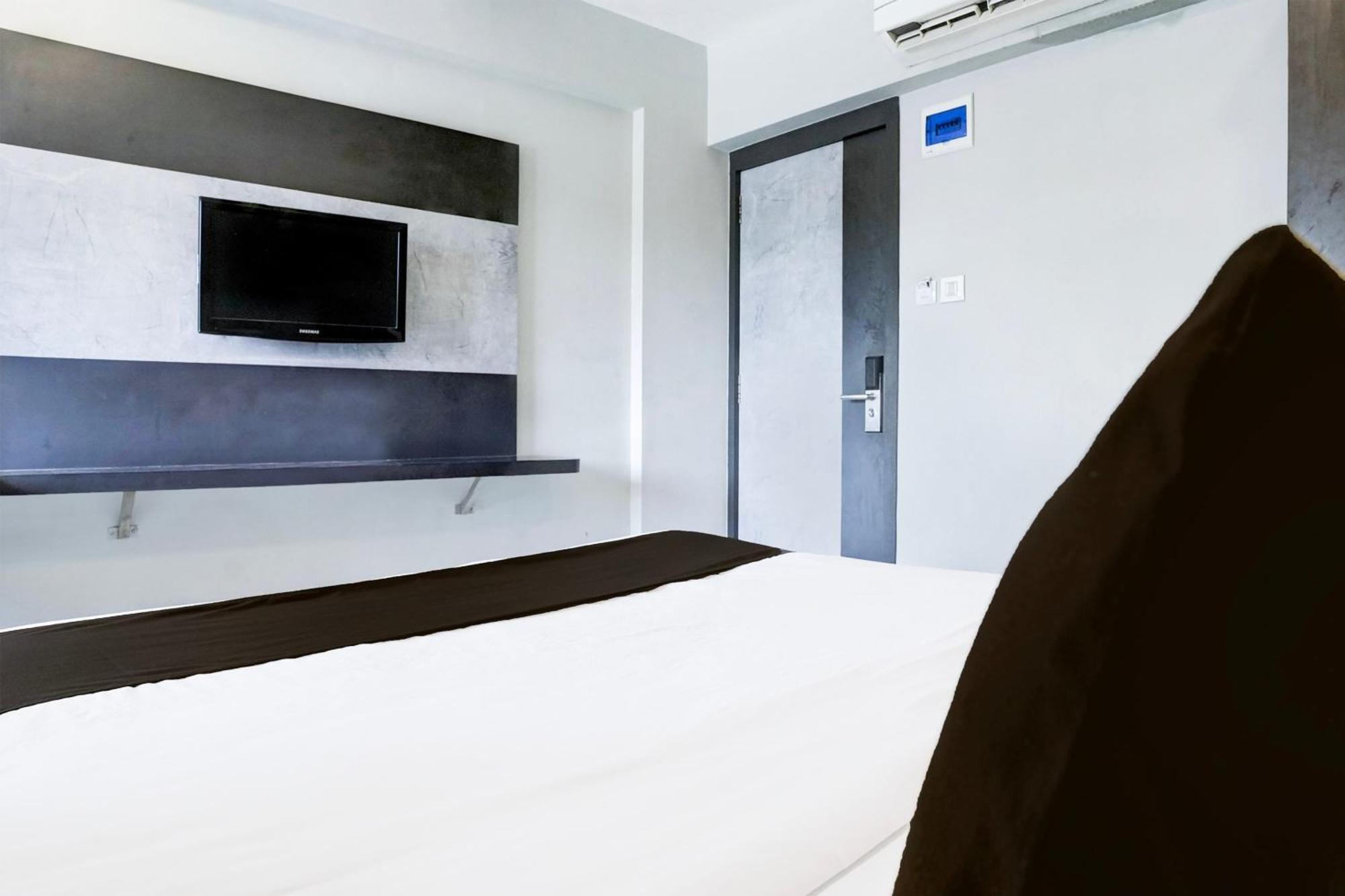 Super Townhouse Oak Vashi Hotel Turambhe Bagian luar foto