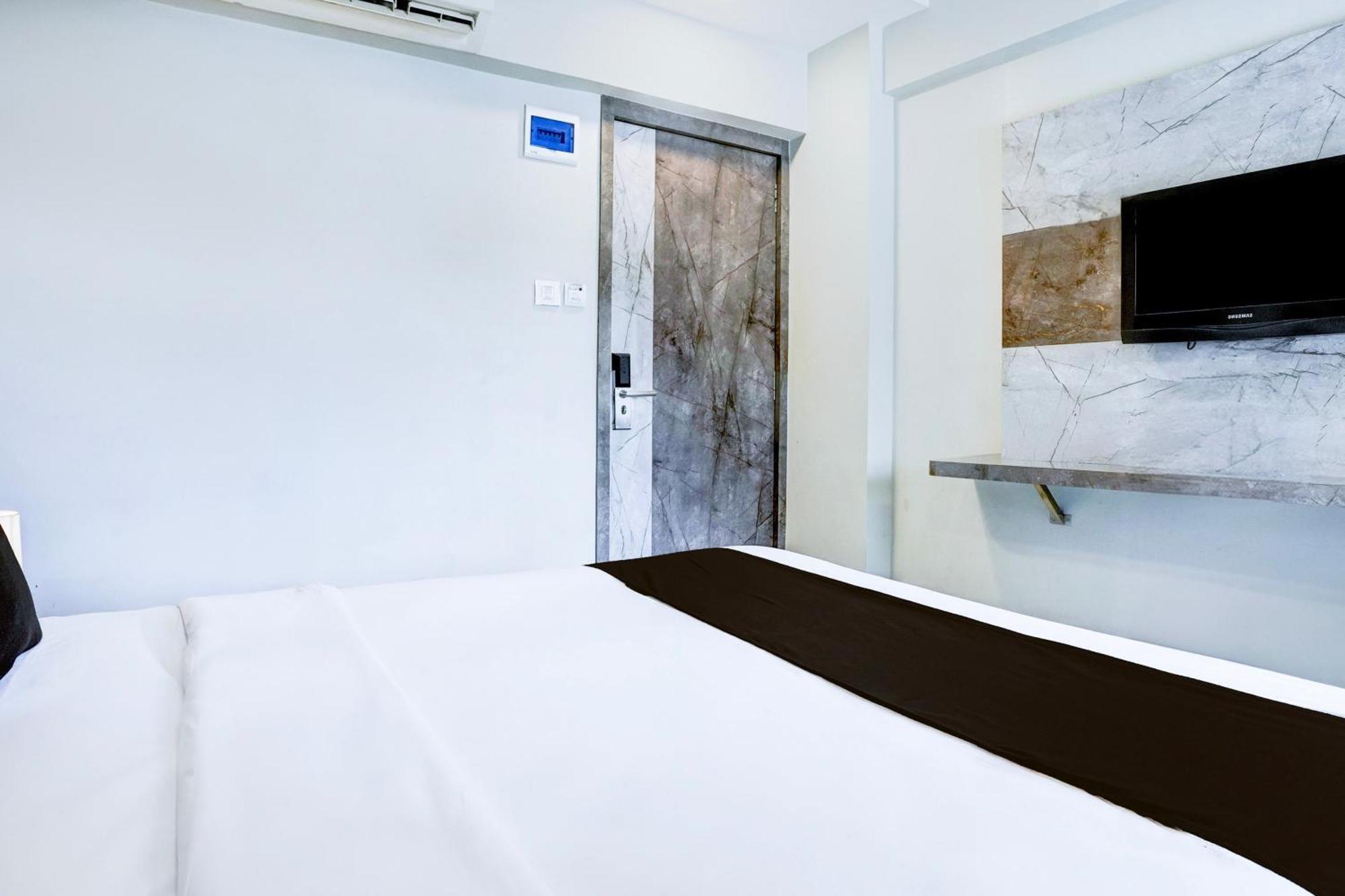 Super Townhouse Oak Vashi Hotel Turambhe Bagian luar foto