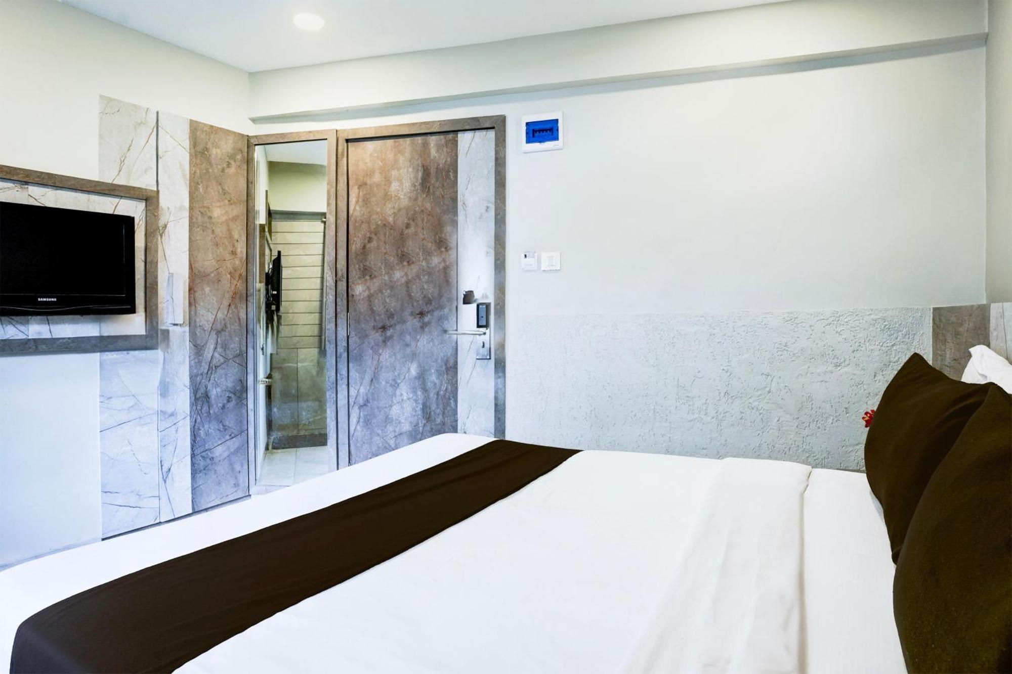 Super Townhouse Oak Vashi Hotel Turambhe Bagian luar foto