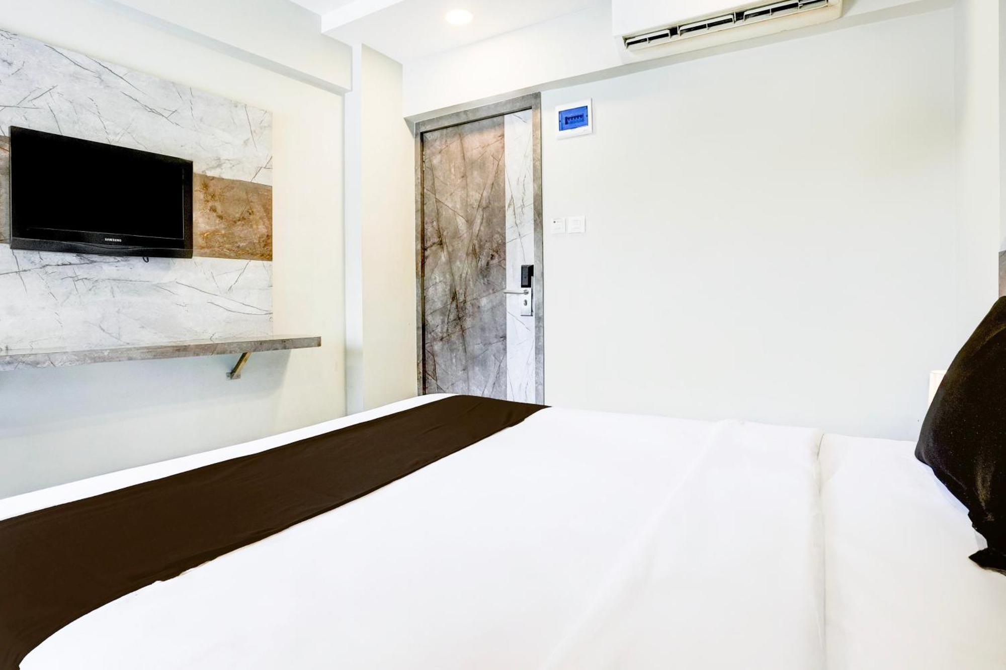 Super Townhouse Oak Vashi Hotel Turambhe Bagian luar foto