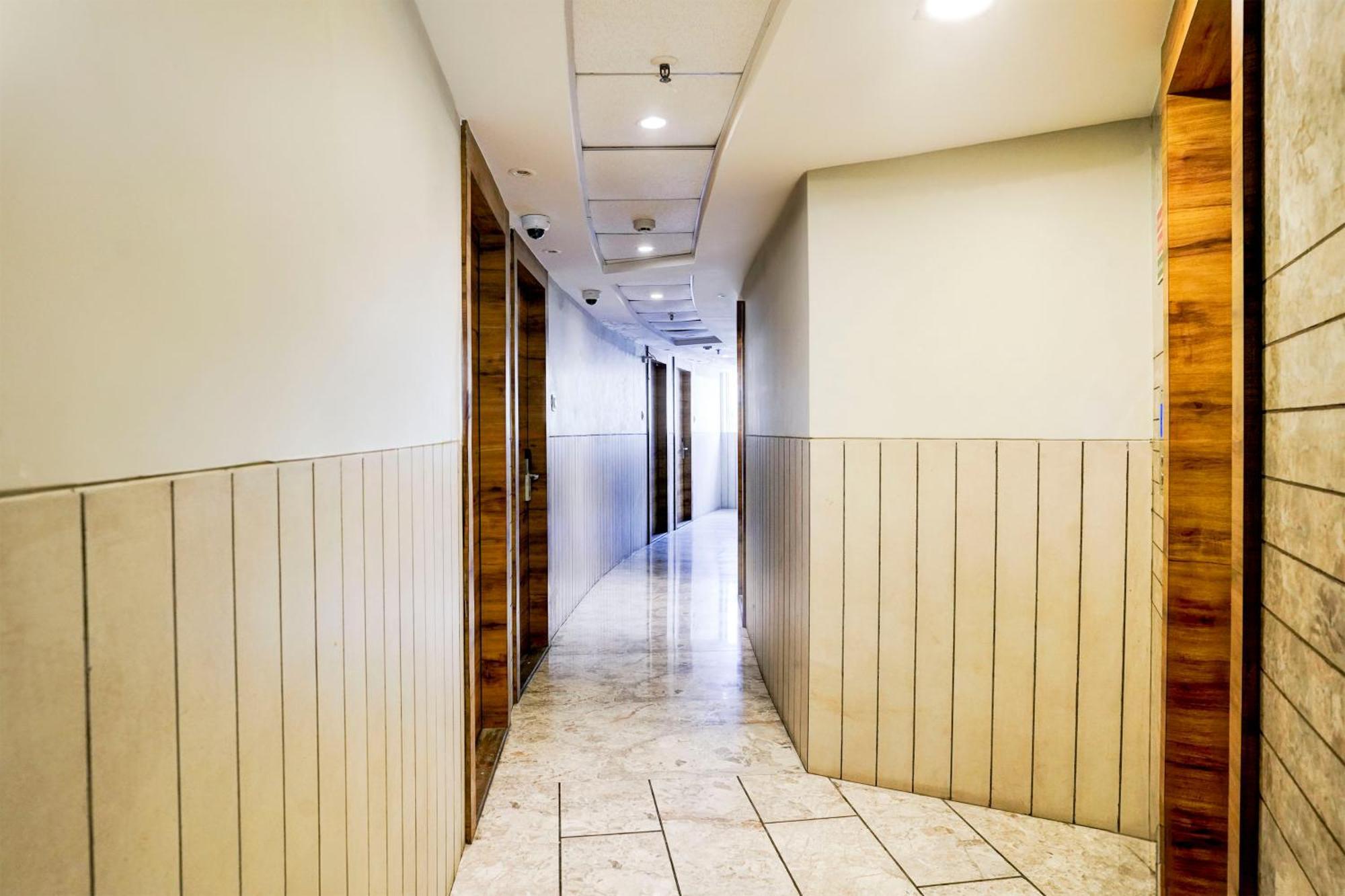 Super Townhouse Oak Vashi Hotel Turambhe Bagian luar foto