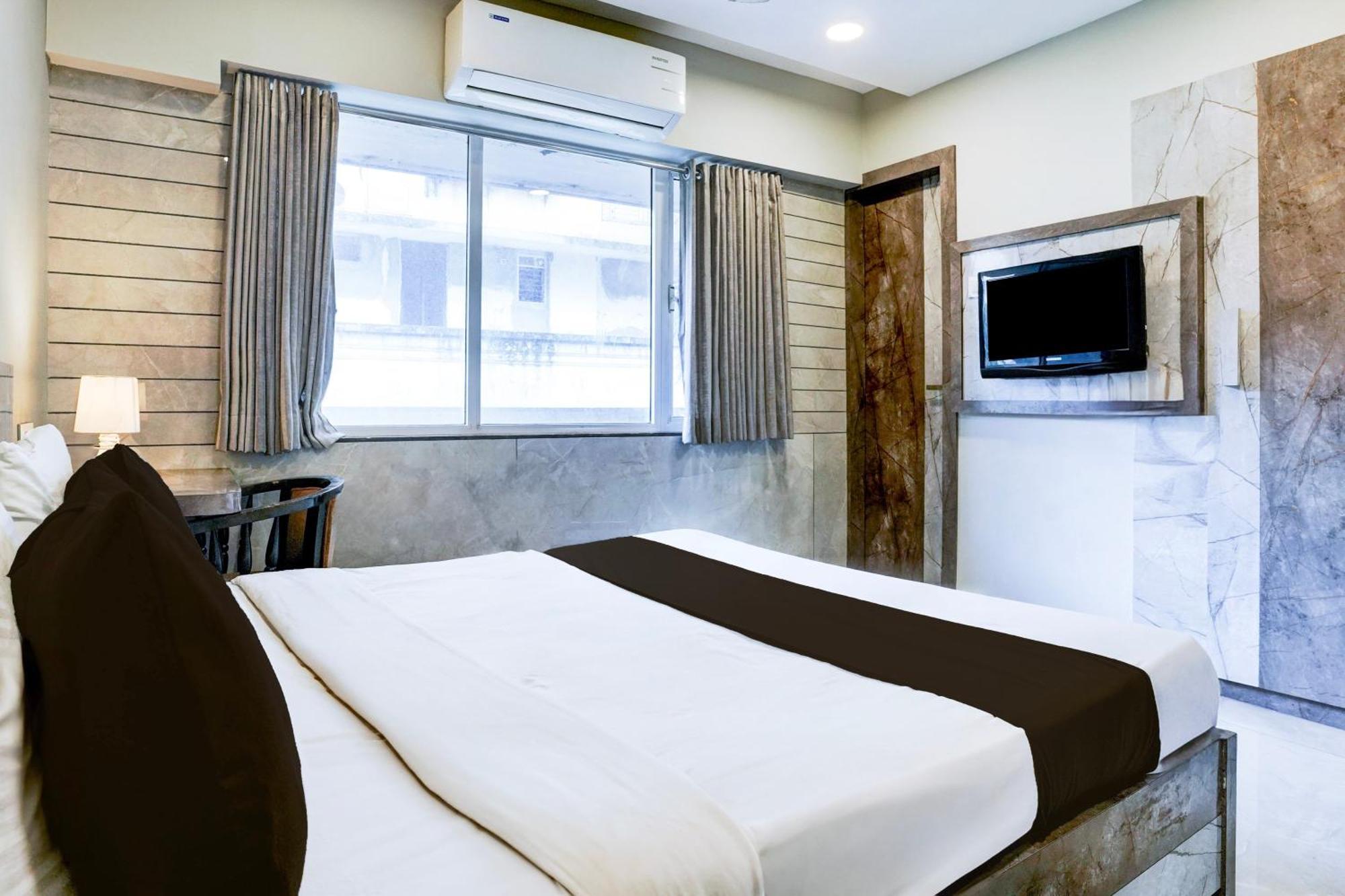 Super Townhouse Oak Vashi Hotel Turambhe Bagian luar foto